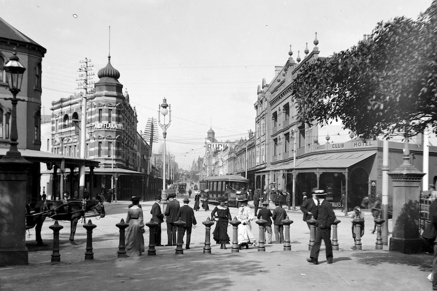 Shoppers on streets of Sydney, 1909