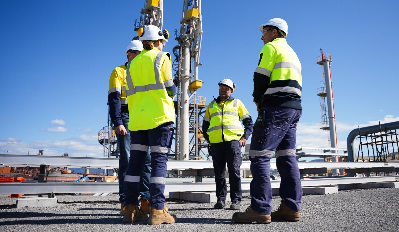 Personal del escuadrón hablando