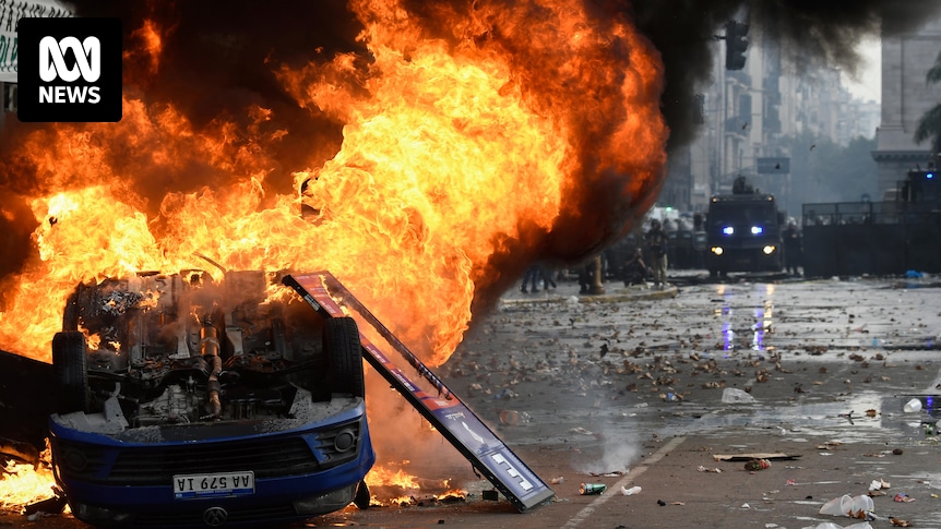 Violents affrontements à Buenos Aires alors que le président argentin Javier Milei remporte de justesse le vote sur des réformes économiques radicales