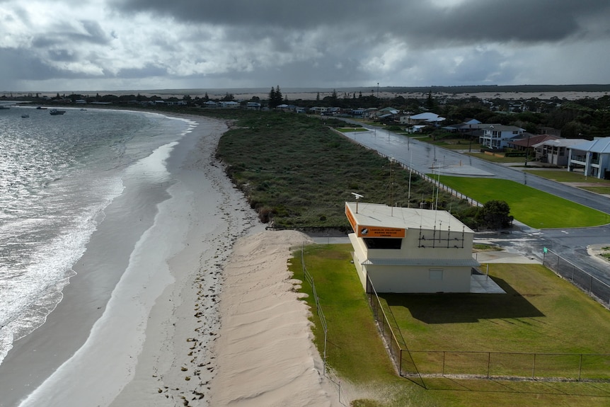 Photo showing how close a building is to the ocean. 