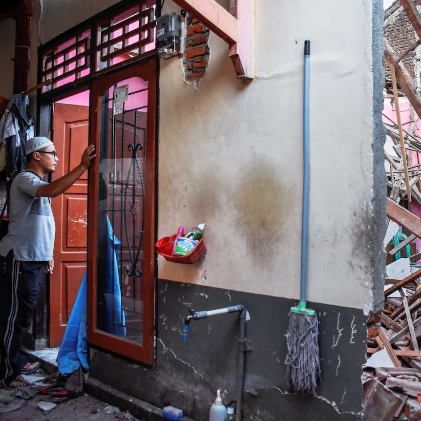 The morning light revealed the extent of the damage in the wake of the magnitude-6.9 quake that struck Lombok.