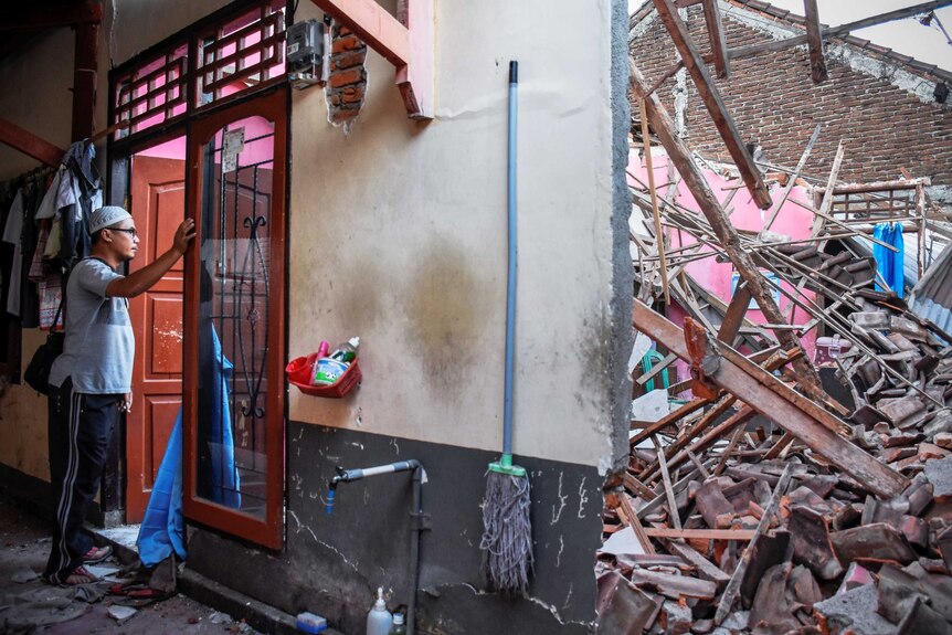 The morning light revealed the extent of the damage in the wake of the magnitude-6.9 quake that struck Lombok.