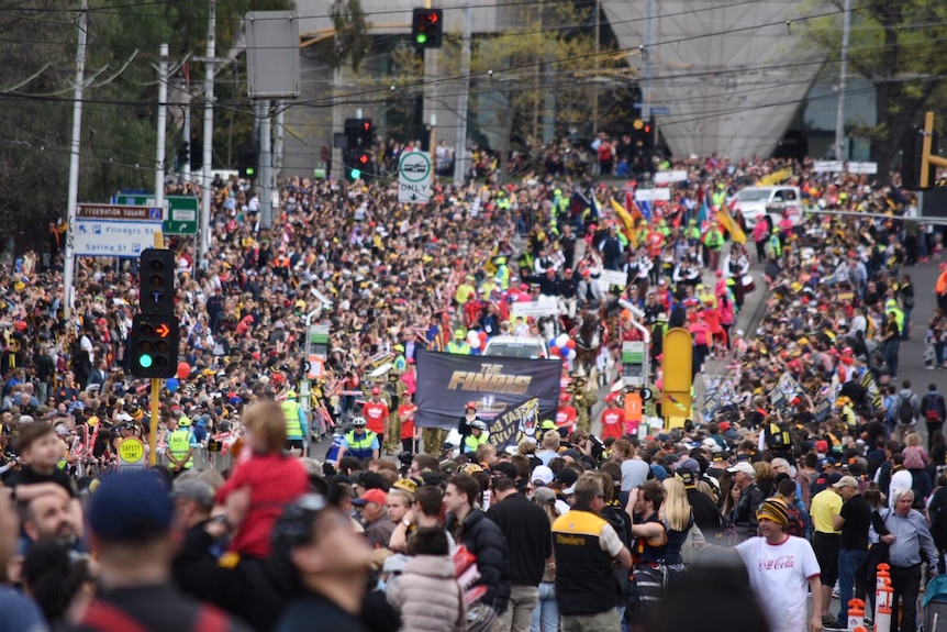 Thousands of fans in Melbourne's CBD for the AFL grand final parade.