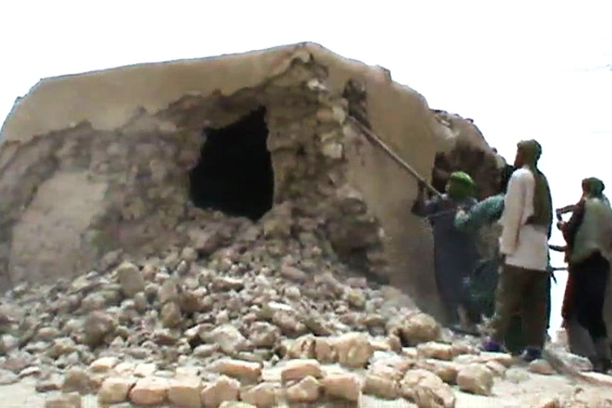 Islamist rebels destroy Timbuktu shrine