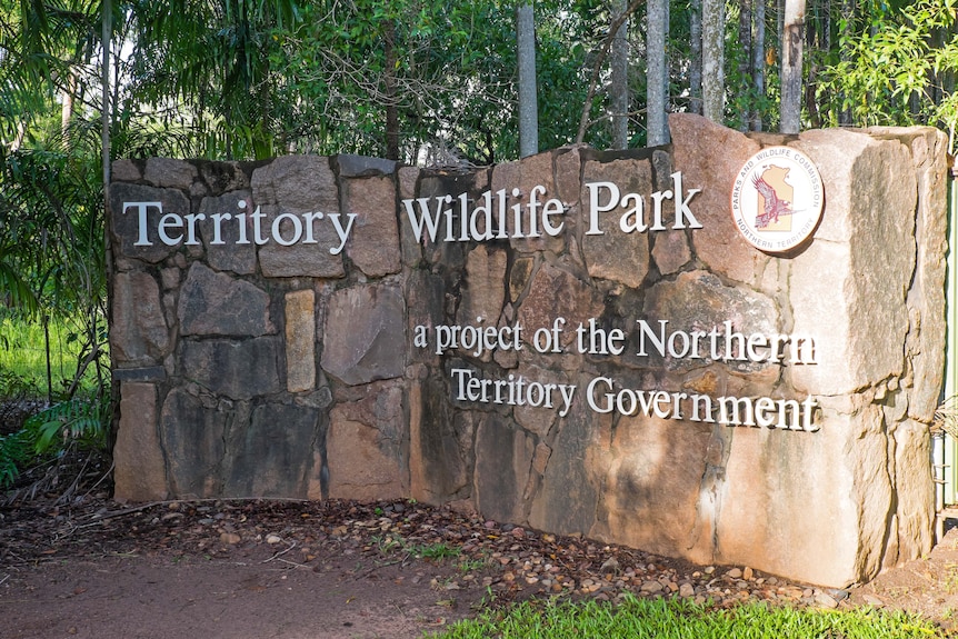 A large rock saying "Territory Wildlife Park, a project of the Northern Territory Government"