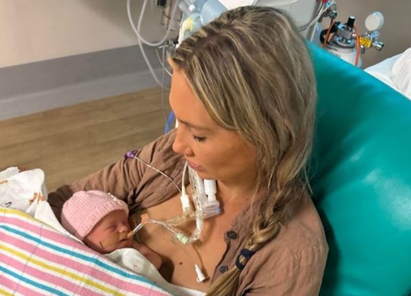 Lady holding baby in hosptal 