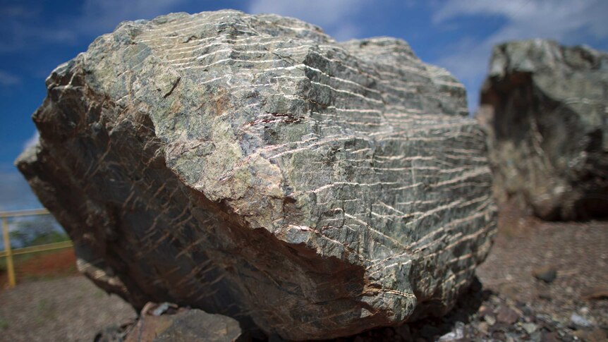 A grey rock containing white asbestos