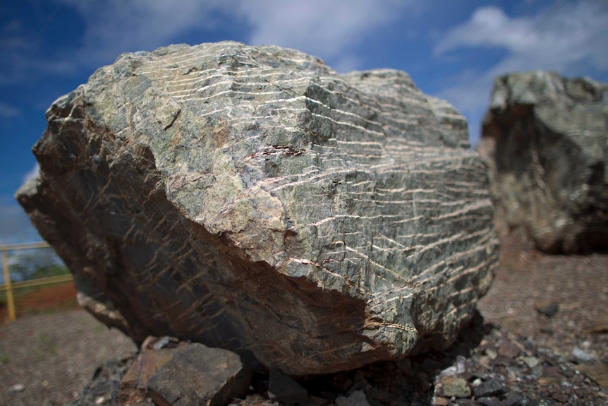 A grey rock containing white asbestos