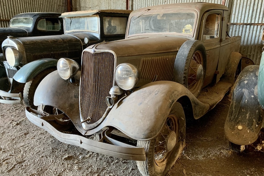 Photo of an old dusty ute.