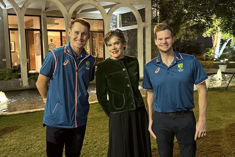Megan Ponsford (centre) stands with Marnus Labuschagne (left) and Steve Smith (right)