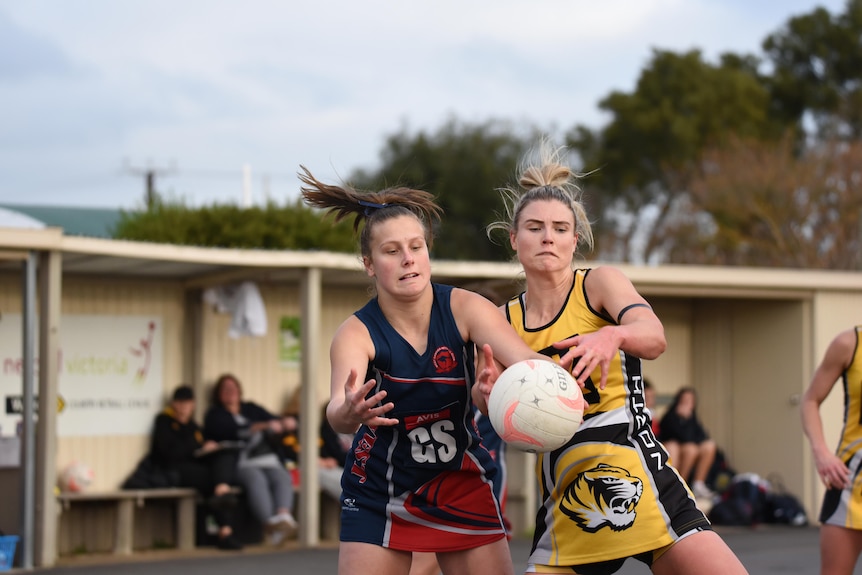 two women contest netball