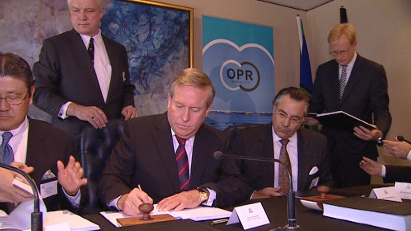 The WA Premier signing the Oakajee agreement