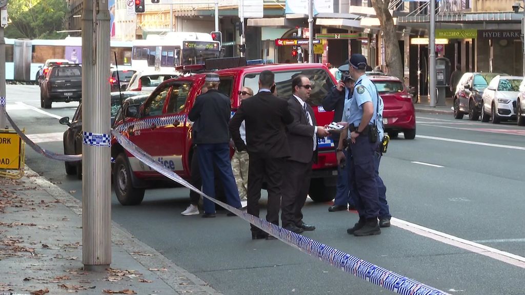 Knife wielding man, 33, arrested after allegedly stabbing police officer in  Sydney CBD - ABC News