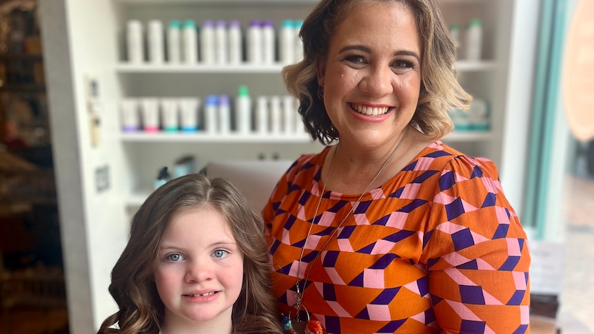 Kate sits in a salon with Marleigh on a girly date getting  a makeover before the Sydney awards night.
