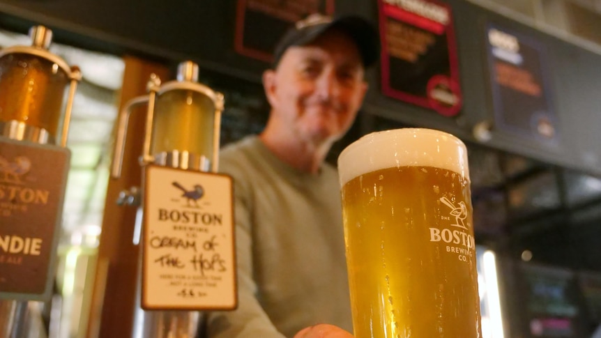 Le brasseur artisanal de WA Boston Brewery crée des bières de houblon humide pour aider à soutenir les fermes