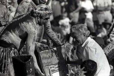 Former prime minister Bob Hawke receives a bark painting from Galarrwuy Yunupingu in 1988.