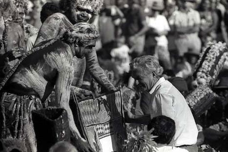 Former prime minister Bob Hawke receives a bark painting from Galarrwuy Yunupingu in 1988.