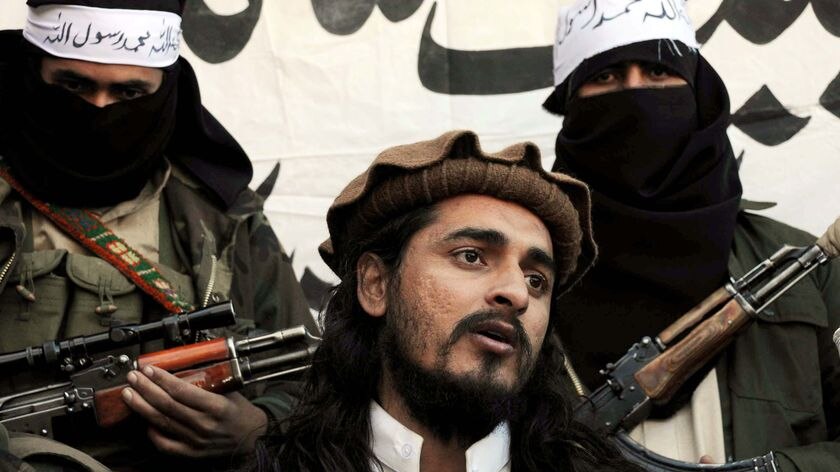 Pakistani Taliban commander Hakimullah Mehsud talks with a group of media representatives