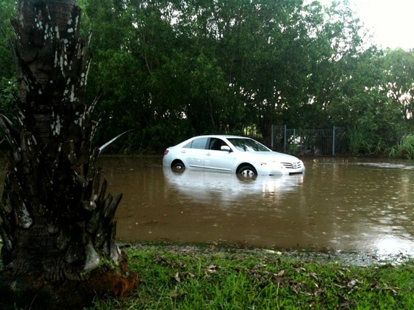 Big rains batter Darwin, 'feral' storm hits Alice Springs - ABC News