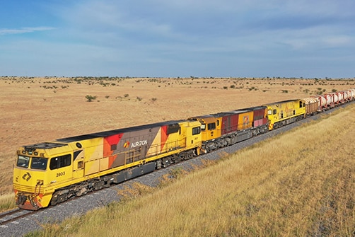 un long train de marchandises dans la campagne australienne