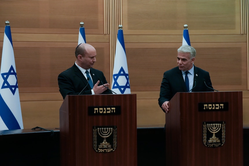 Naftali Bennett parla durante una dichiarazione congiunta con Yair Lapid
