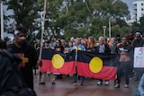 一群人举着原住民旗帜