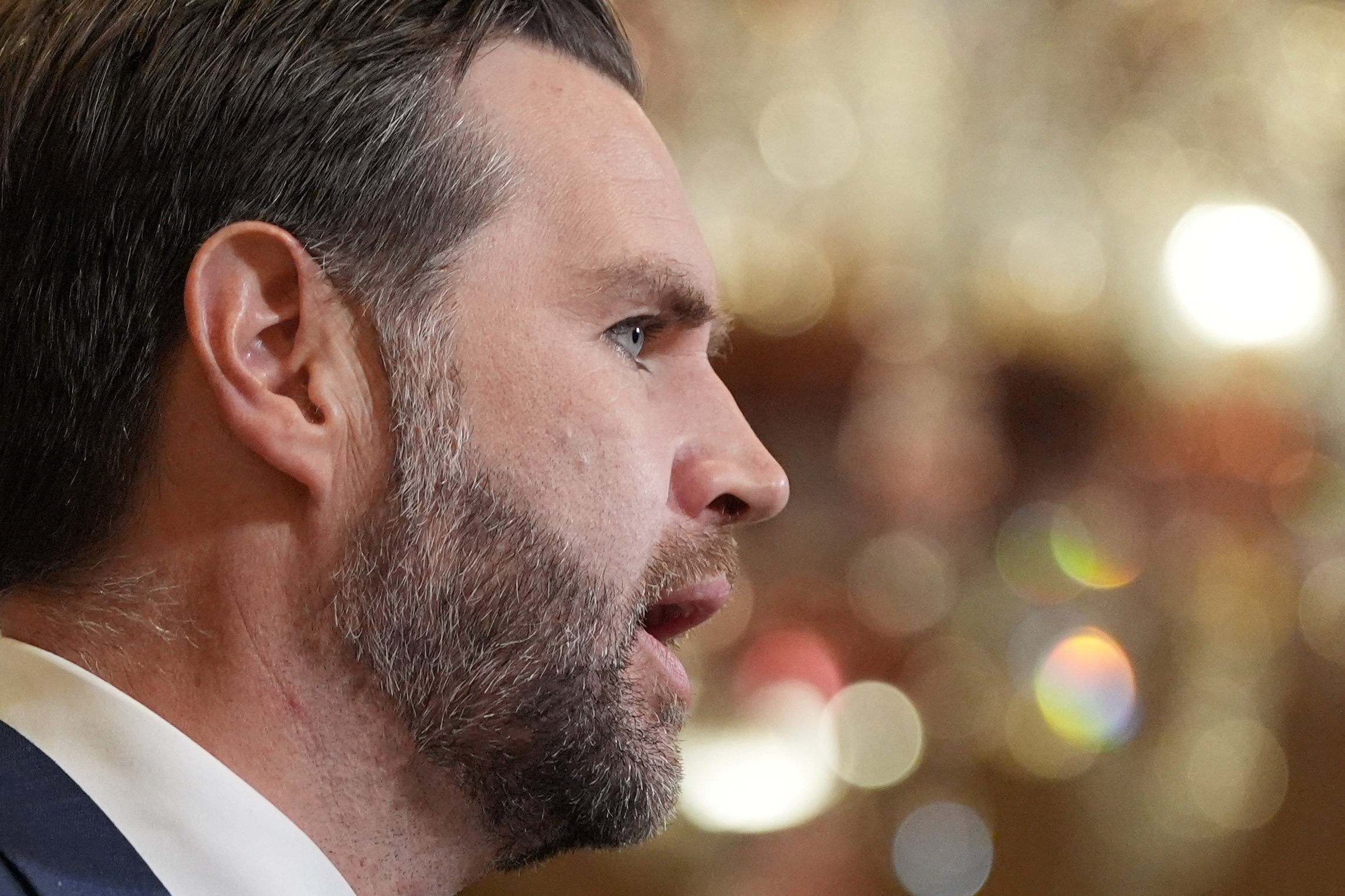 Un primer plano del costado de la cara de JD Vance mientras habla.