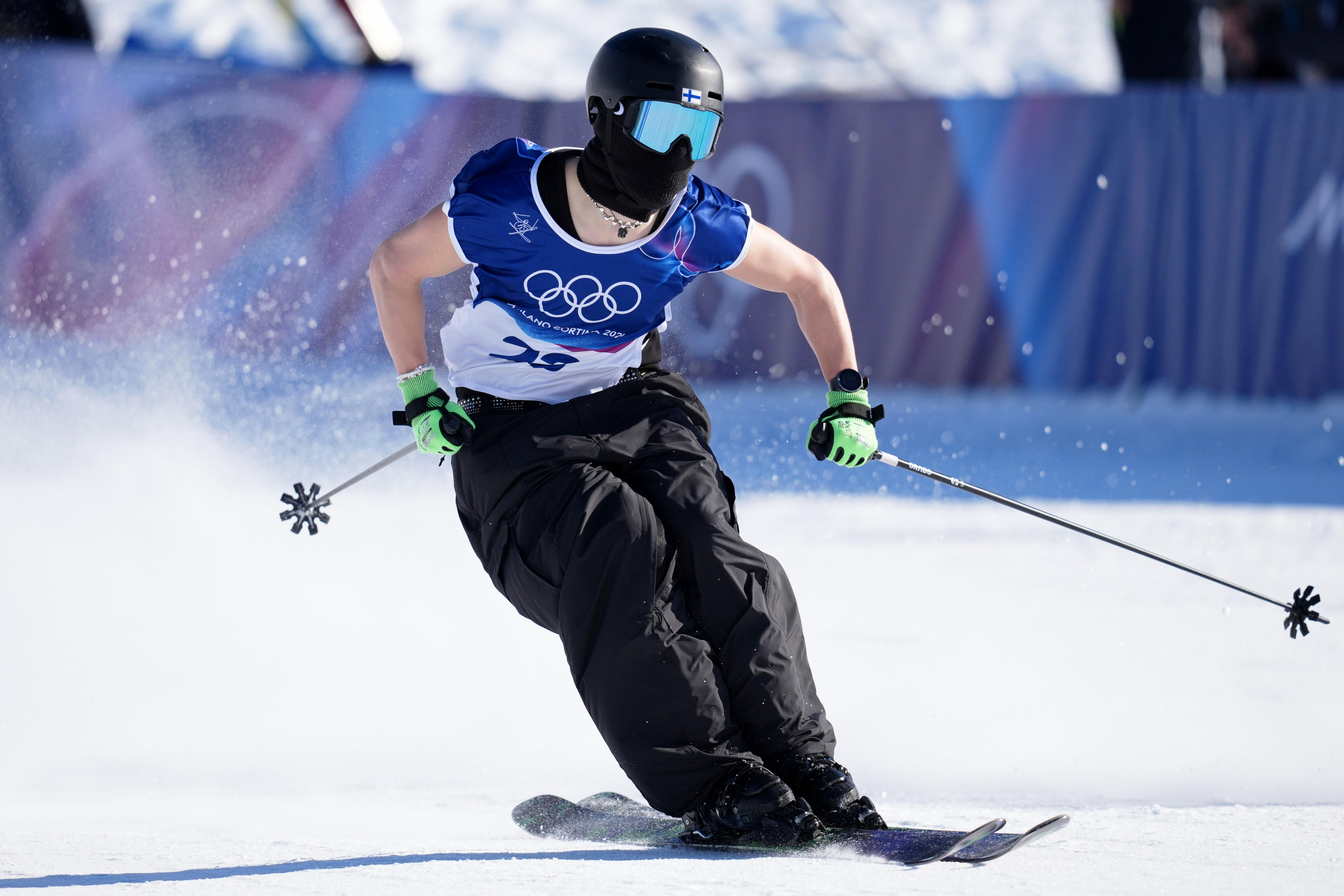 Kuura Koivisto compete na competição de esqui Slopestyle vestindo uma regata.