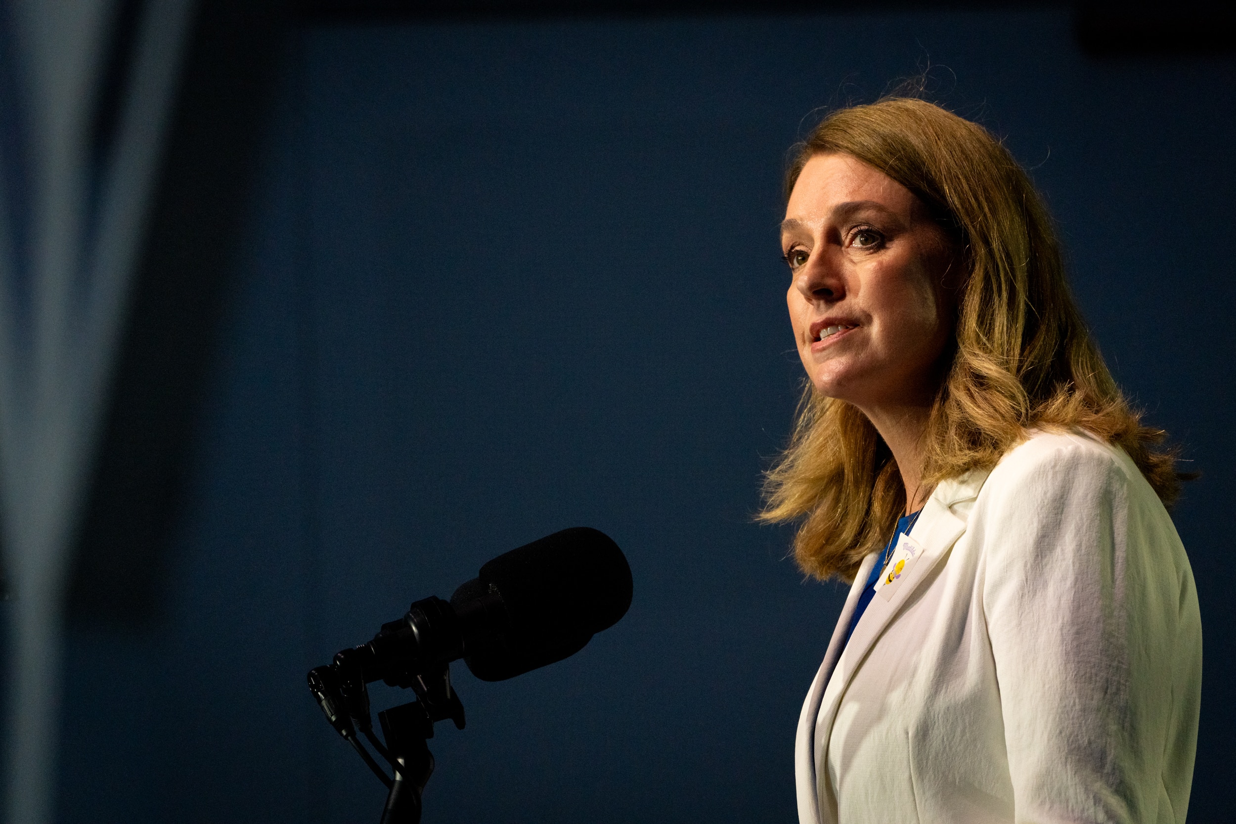 Kellie Sloane fazendo um discurso no palco.