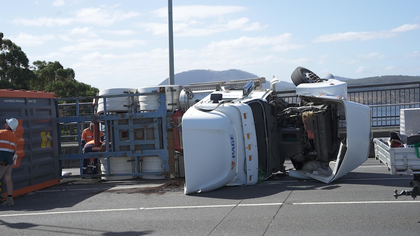 Éviter un autre embouteillage majeur à Hobart signifie construire un nouveau pont, dit un expert – mais sommes-nous trop dépendants de la voiture ?