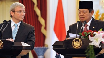 File photo: Rudd and Yudhoyono sign cooperation agreement (AAP: Bay Ismoyo)