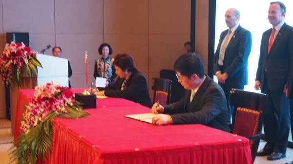 Sue Hickey signs sister city agreement between Hobart and Xi'an