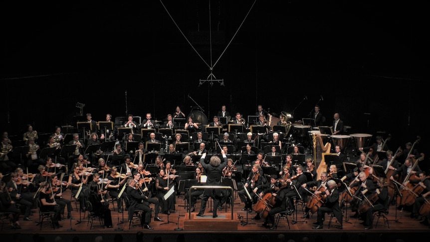 Asher Fisch and The West Australian Symphony Orchestra. Image - Gavin Fernie.