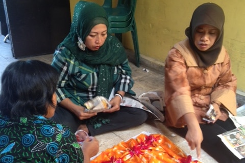 Indonesian women learning tie-dye