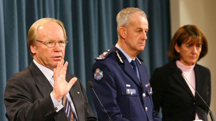 LtoR: Peter Beattie with Queensland Police Commissioner Bob Atkinson and Queensland Police Minister Judy Spence. (File photo)