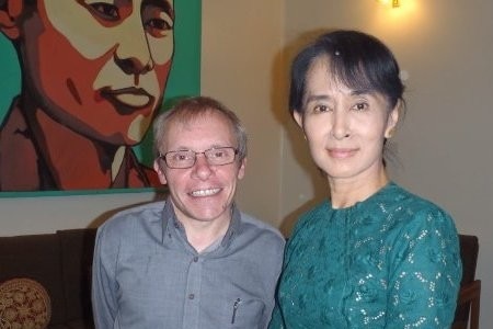 El profesor Turnell aparece con Aung San Suu Kyi