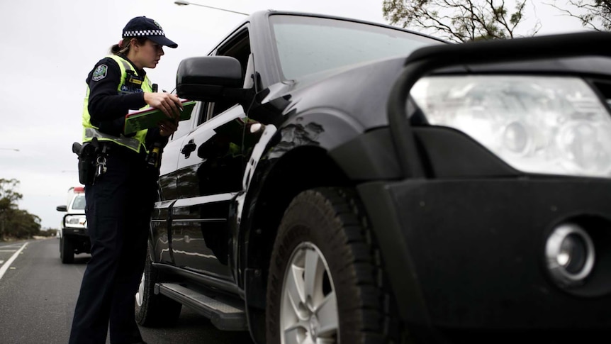 Police at an SA border checkpoint at Pinnaroo.