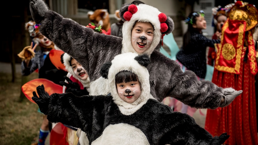 Two children are dressed as pandas during the official farewell ceremony.