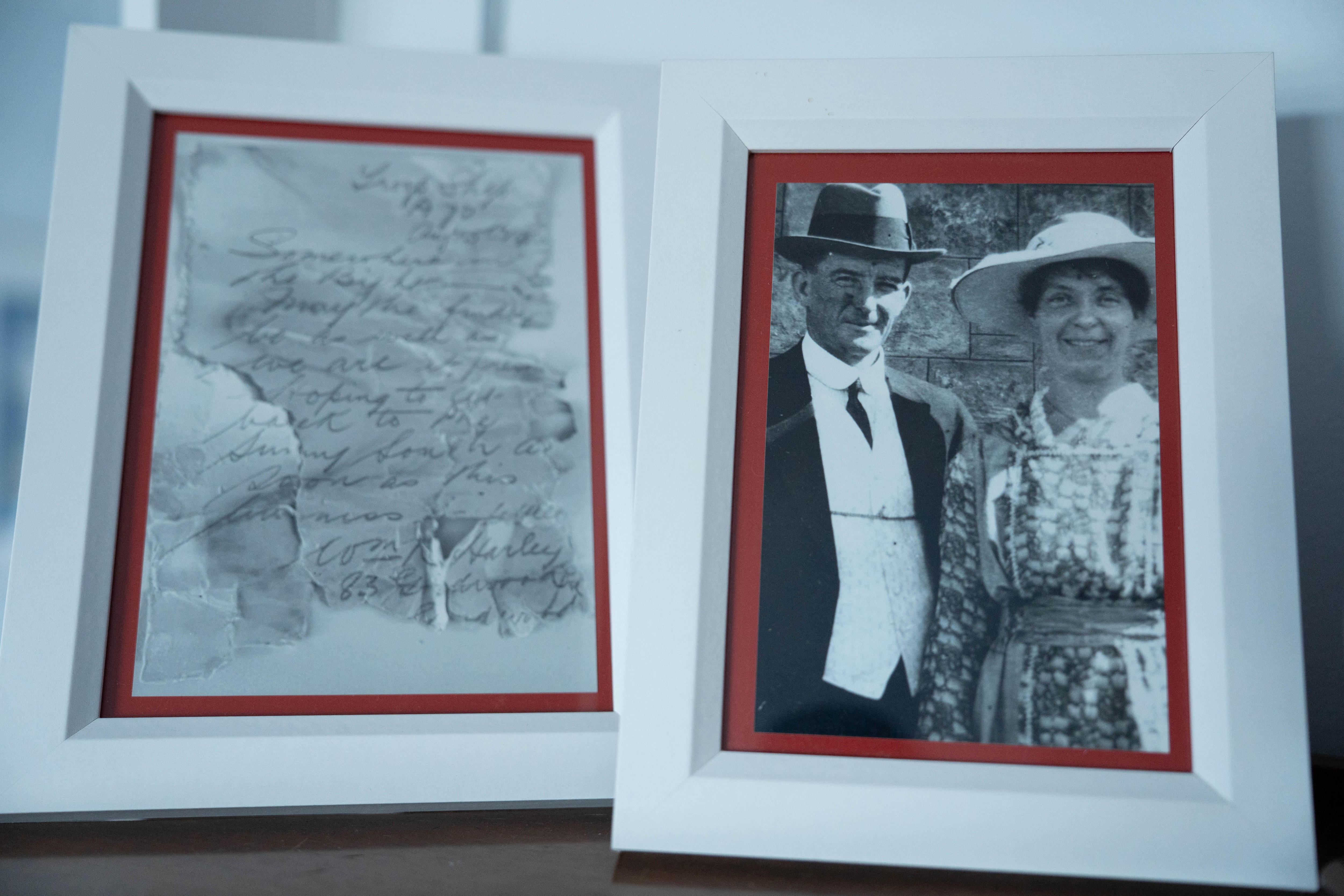 Uma fotocópia de uma carta rasgada à esquerda e uma fotografia em preto e branco de um casal sorridente à direita.