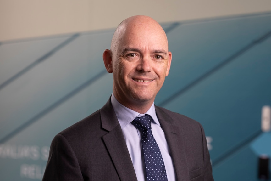 ऑस्ट्रेलियाई अक्षय ऊर्जा एजेंसी के मुख्य कार्यकारी डैरेन मिलर का हेडशॉट।