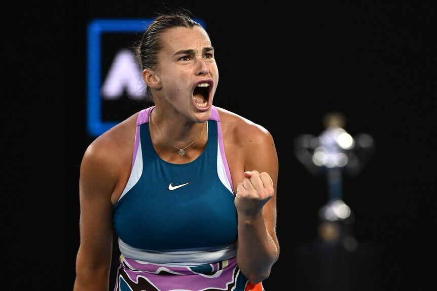 Aryna Sabalenka 在澳大利亚网球公开赛决赛中庆祝赢得一分时尖叫起来。