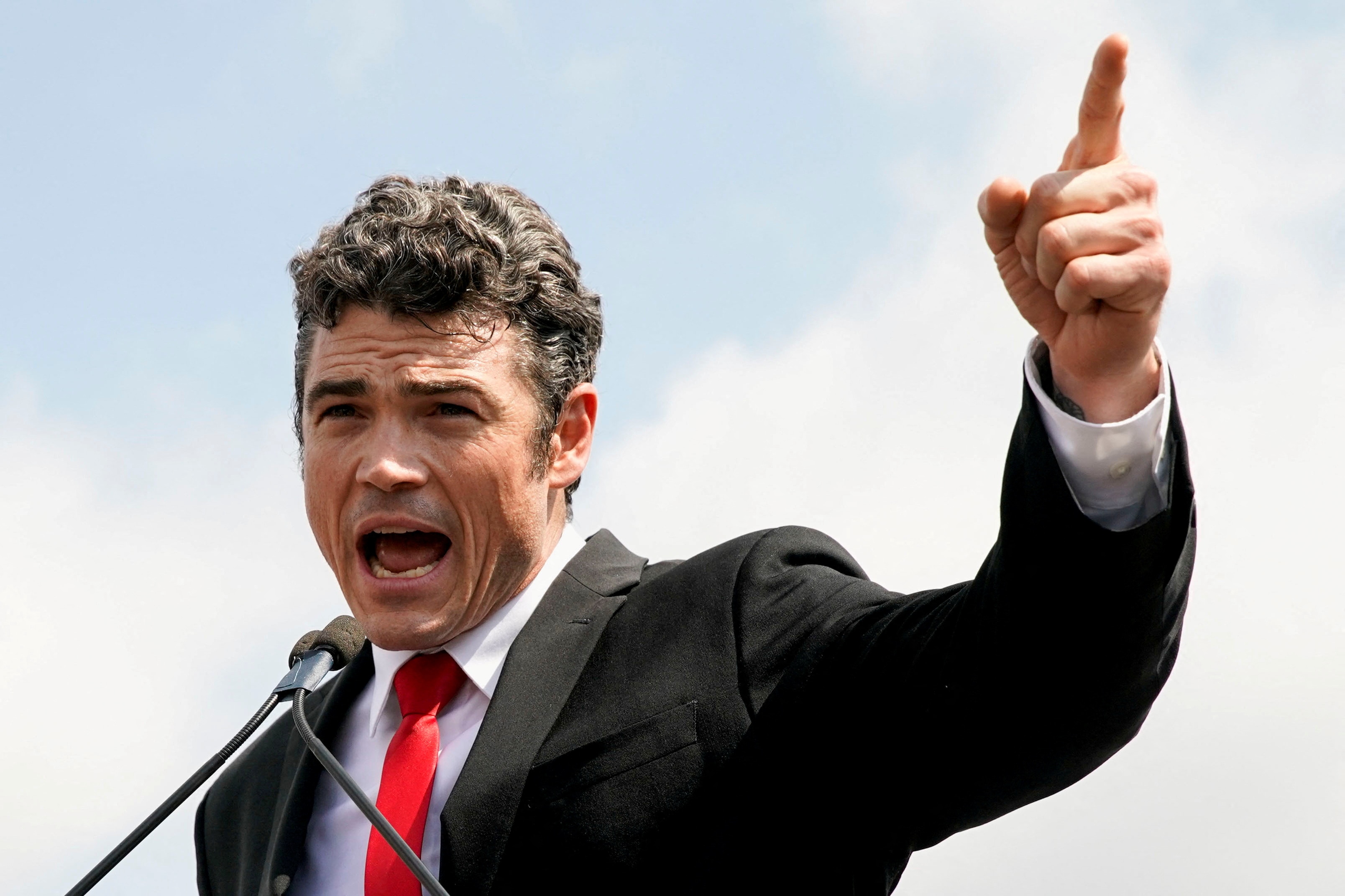 Trump-appointed intelligence official quits over Iran war