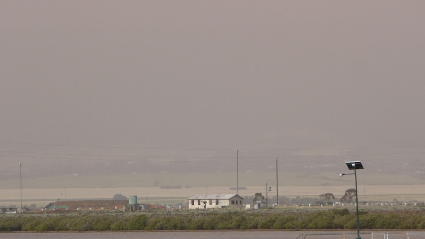 Southern Flinders Ranges: dust haze, elsewhere heavy rain and hail