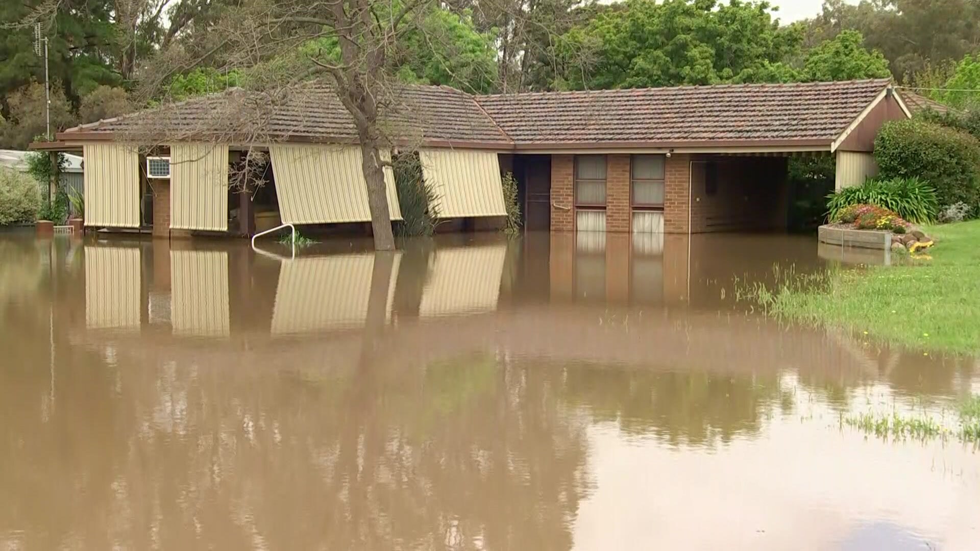 Shepparton, Echuca residents in Victoria's north told to evacuate after
