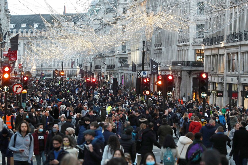 上周六，圣诞节购物者将伦敦的摄政街（ Regent Street）挤得是水泄不通。