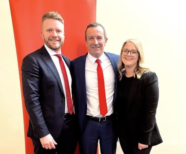 Tim Picton, Mark McGowan y Ellie Whiteaker están abrazados.