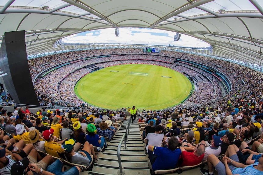 Un plan large du haut du stade de Perth montre une foule presque pleine regardant un match de cricket.
