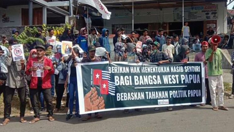 Para mahasiswa di Ternate mengadakan unjuk rasa tanggal 2 Desember 2019.