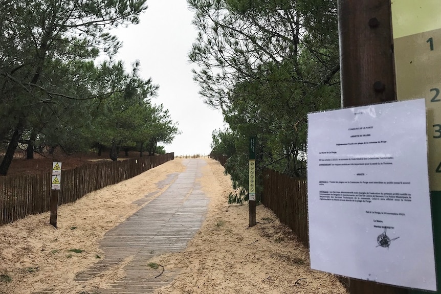 A sign indicating that the beach is closed.