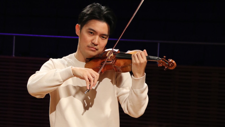 Violinist Ray Chen joins Tamara-Anna Cislowska live in the studio for a Duet by Saint-Saëns.